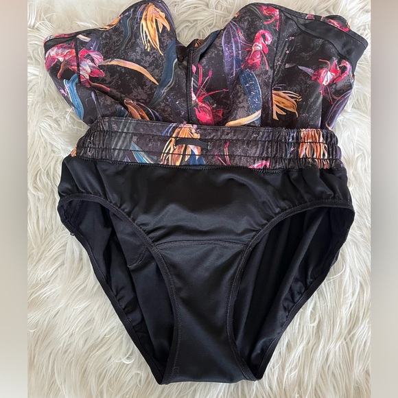 {Lululemon} Hotty Hot Low-Rise Lined Short 4" in Veiled Floral Black Multi - Picture 8 of 12